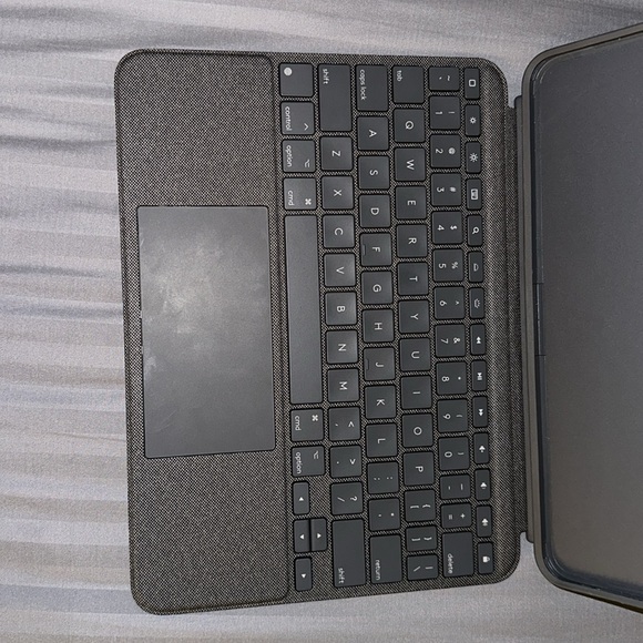 LOGI-Tech Combo Touch Keyboard Case for IPad 10.9, detachable Backlit Keyboard - Picture 5 of 5